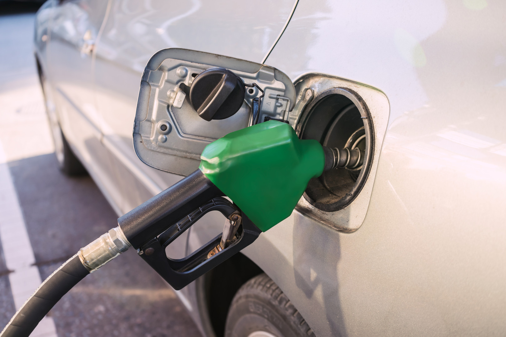 Az autógumi minősége közvetlenül befolyásolja az üzemanyag-fogyasztást, ezért a megfelelő abroncs választása tankolásnál is érezhető különbséget jelent.